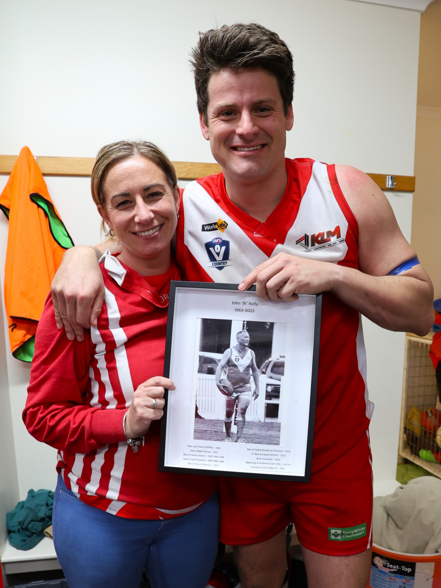 Justin Beugelaar presents Kristy with a framed photo of John following the match. PHOTO: RAELENE JOHNSTON