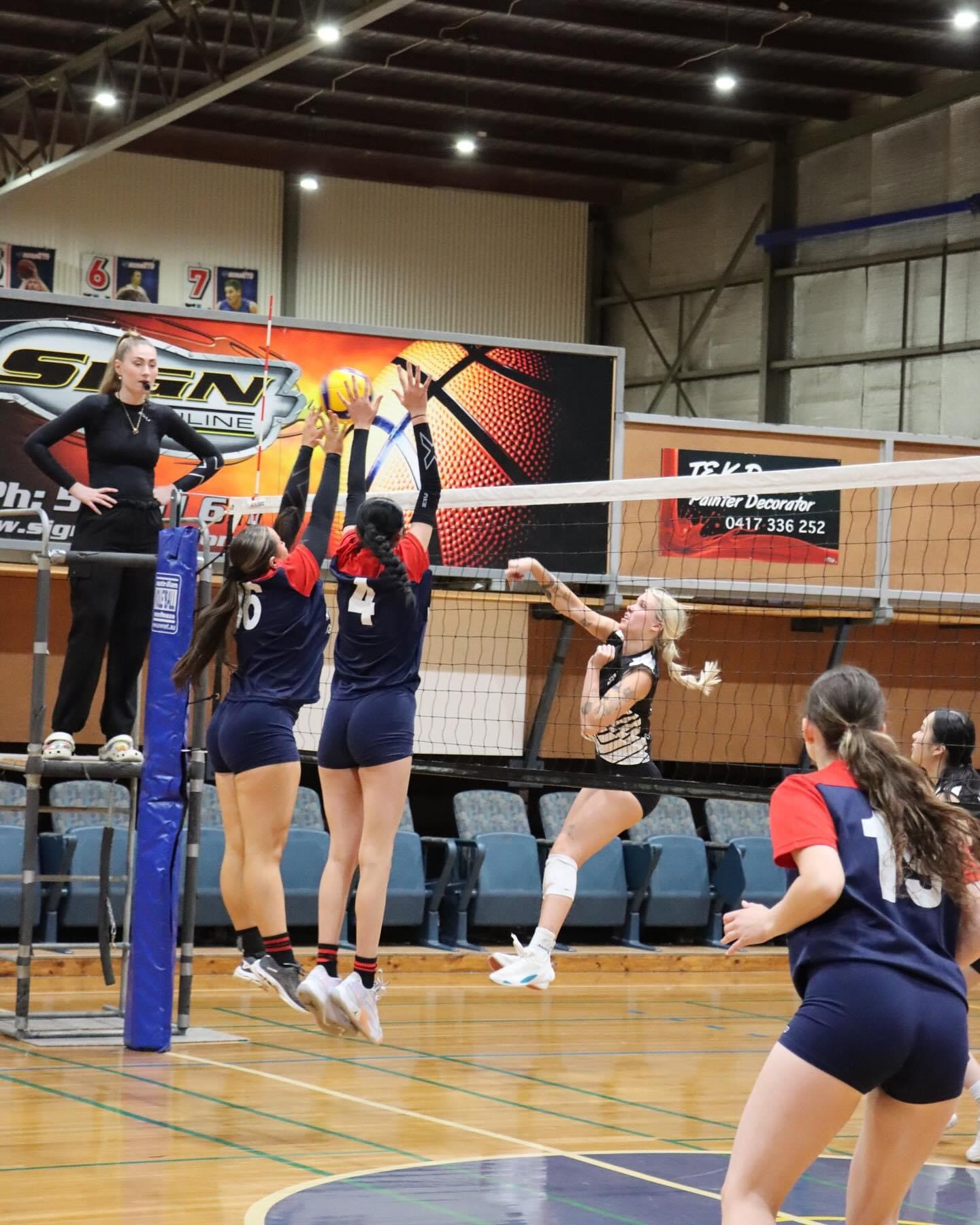 Cleo Baker and Paige Hemley form a perfect defensive block against Heidelberg’s Holli Oakley.