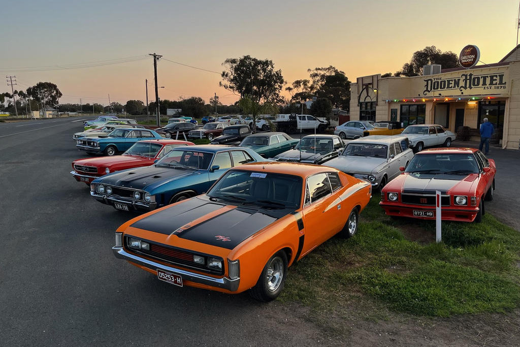 Impromptu car show draws a crowd - feature photo