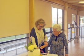 Louise Maifold and Gwen Steinmeyer cutting the cake.