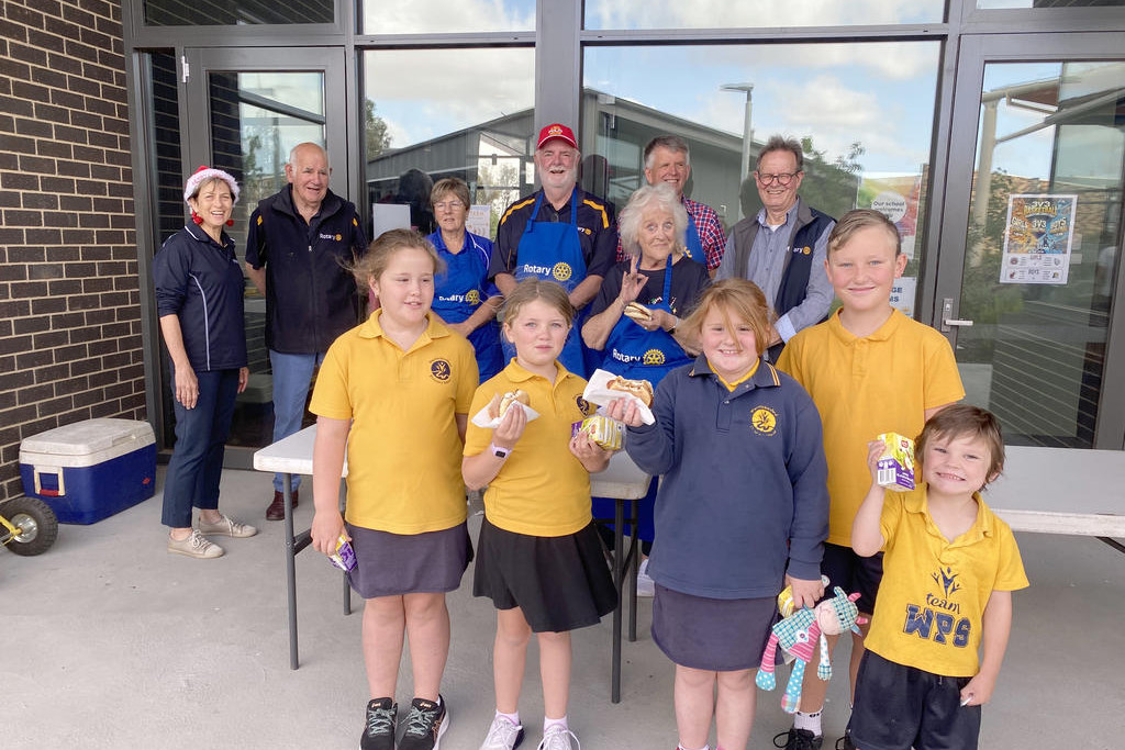 Rotary Club of Warracknabeal members Wendy Hewitt, Tony Gregson, Christine Gunn, John Aitken, Tim Hewitt, John Tonkin and Carol Wilson with WPS students Mikayla T, Savannah W, Sophia B, Kobe S and Jacob B.