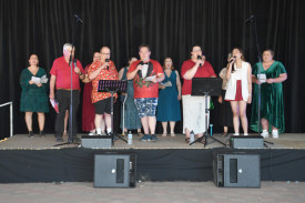 The Warracknabeal community choir sings Christmas carols for everyone to music by the Warracknabeal Band.
