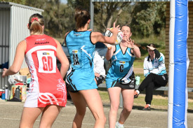 Southern Mallee Thunder’s Rylee Cocks passes to Steph Thomson.
