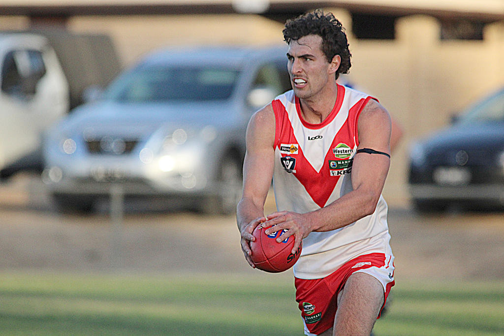 Tom Williamson in action for Ararat on Saturday.