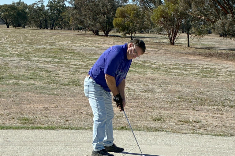 Col Appledore putts.