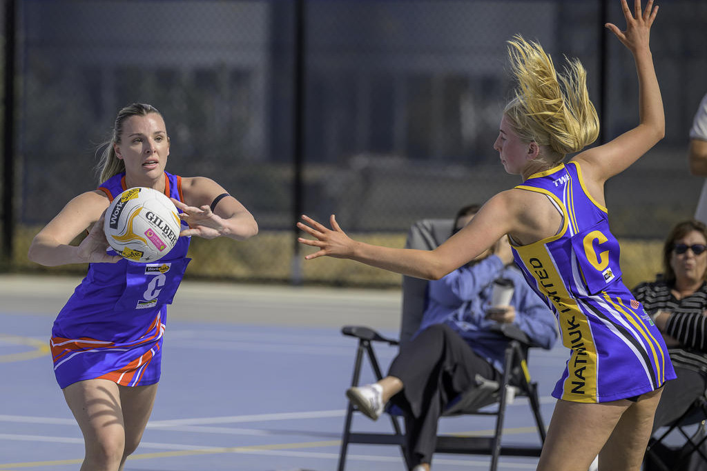 Rupanyup’s Georgia Hiscock passes the ball in front of Natimuk’s Phoebe Sudholz.