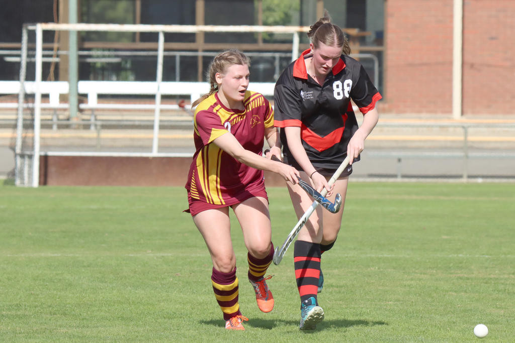 Warracknabeal’s Eileen Eichberger and Horsham Jets’ Hannah Mackereth.