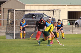Dimboola Roos’ Jennie Hauselberger looks for an opportunity to have a shot at goal while the Nhill Thunderbirds’ defenders attempt to deny he the chance.