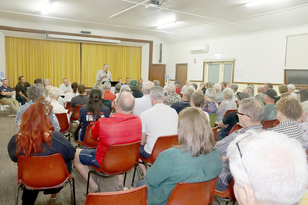HRCC mayor CR Ross addressed over 100 people at Dooen Mine meeting. Photo: SHERYL LOWE