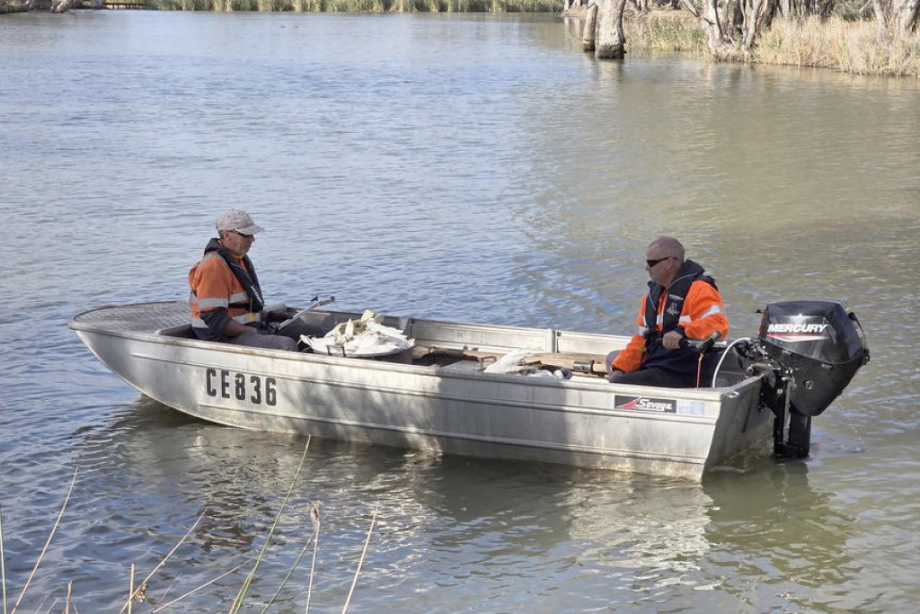 HRCC crews on foot and on water clean up from bird deaths. Photo: HRCC