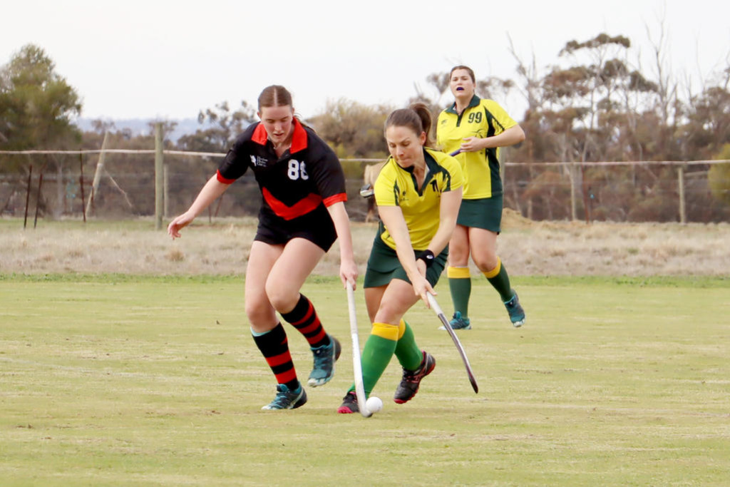 Horsham Jets’ Hannah Mackereth (left) attempts to spoil a shot by Dimboola Roos’ Brooke McMaster.