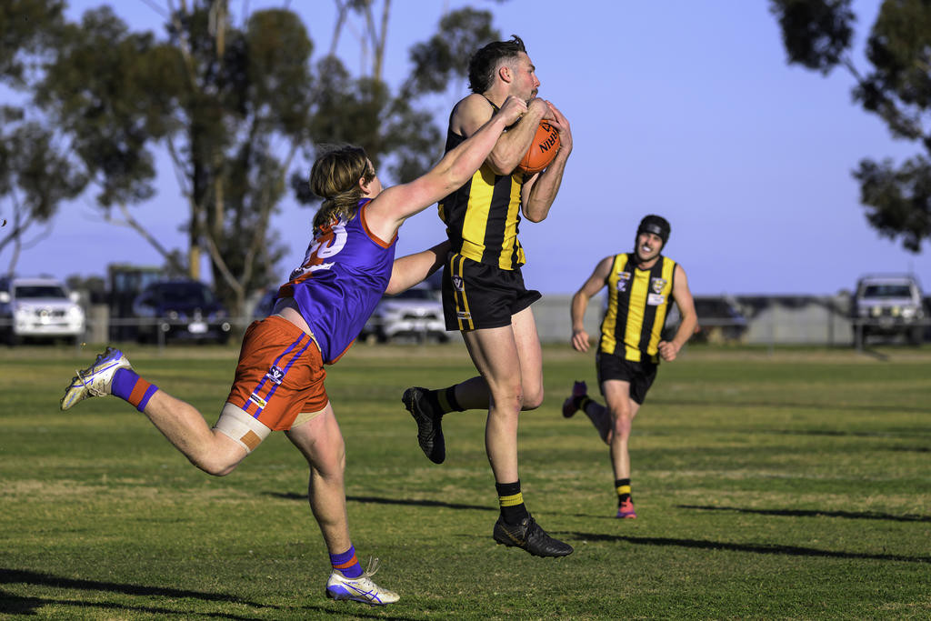 Pimpinio's Nick Groves takes the mark, contested by Rupanyup's Will Noble.
