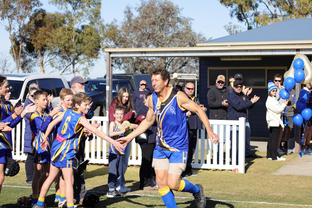 Simon Mentz runs out for game 400.