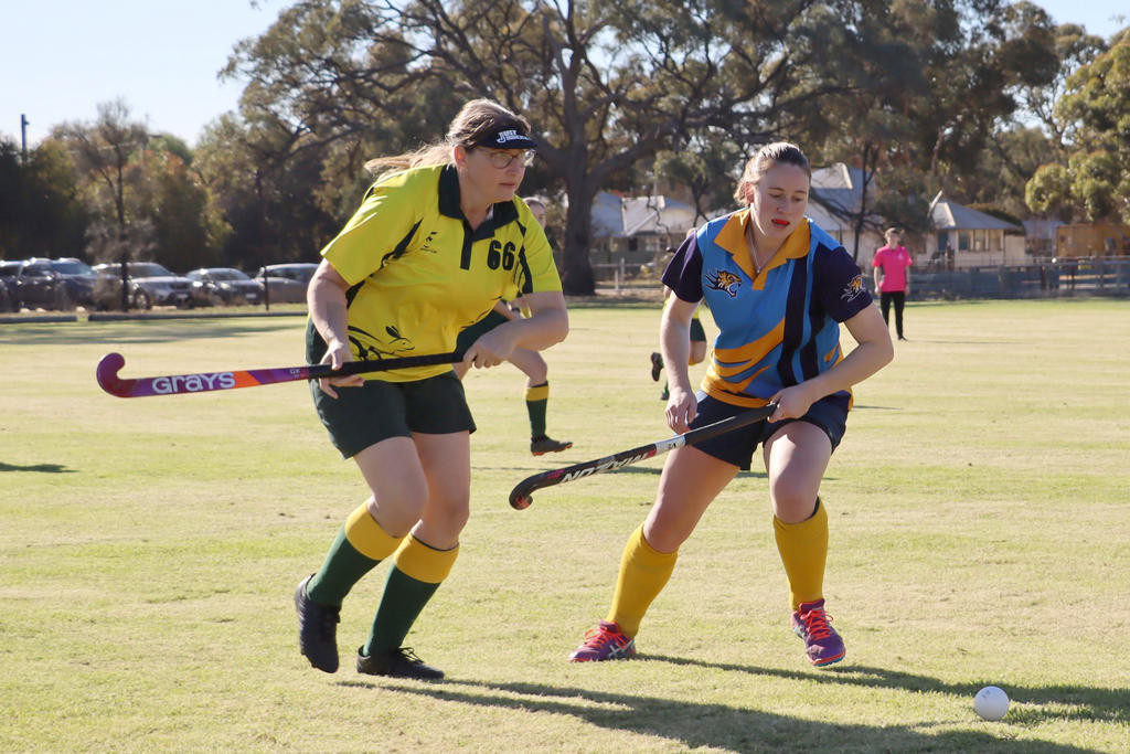Dimboola’s Pamela Pretorius and Nhill Thunderbird’s Cally Shurdington contest for the ball.