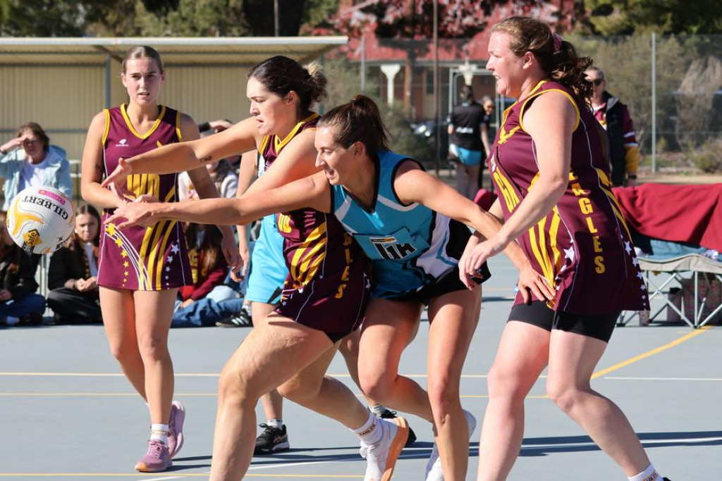 Warrack Eagle's Eilish Flagg and Southern Mallee Thunder's Steph Thompson fight for posession. Photo: LES GRAETZ