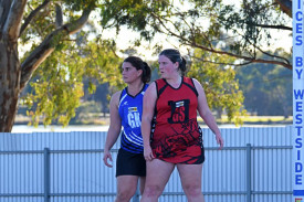 The battle between Minyip Murtoa’s Lauren Dodgshun (left) and Stawell Warriors’ Holly Graveson was entertaining throughout the game.
