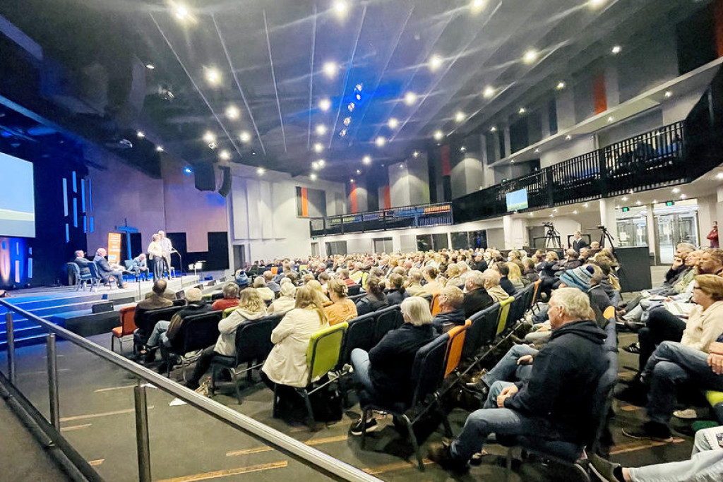 Three hundred people gathered on Wednesday, July 23, to listen to speakers discuss the impact of renewables and mining on agricultural land.