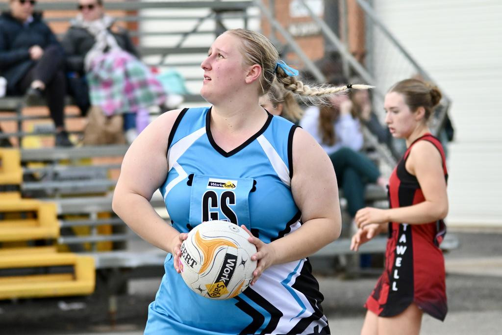 Southern Mallee Thunder's Emma Mill sizes up her shot on goal.