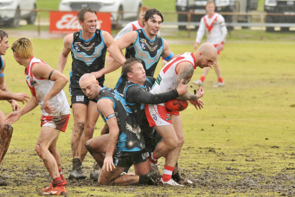 Southern Malee Thunder's Kai Sheers tackles Ararat's Jake Robinson.