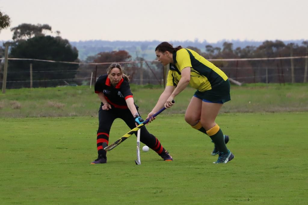 Dimboola Roos’ Ameilia Rintoule and Horsham Jets’ Kylie Eilola contest the ball.