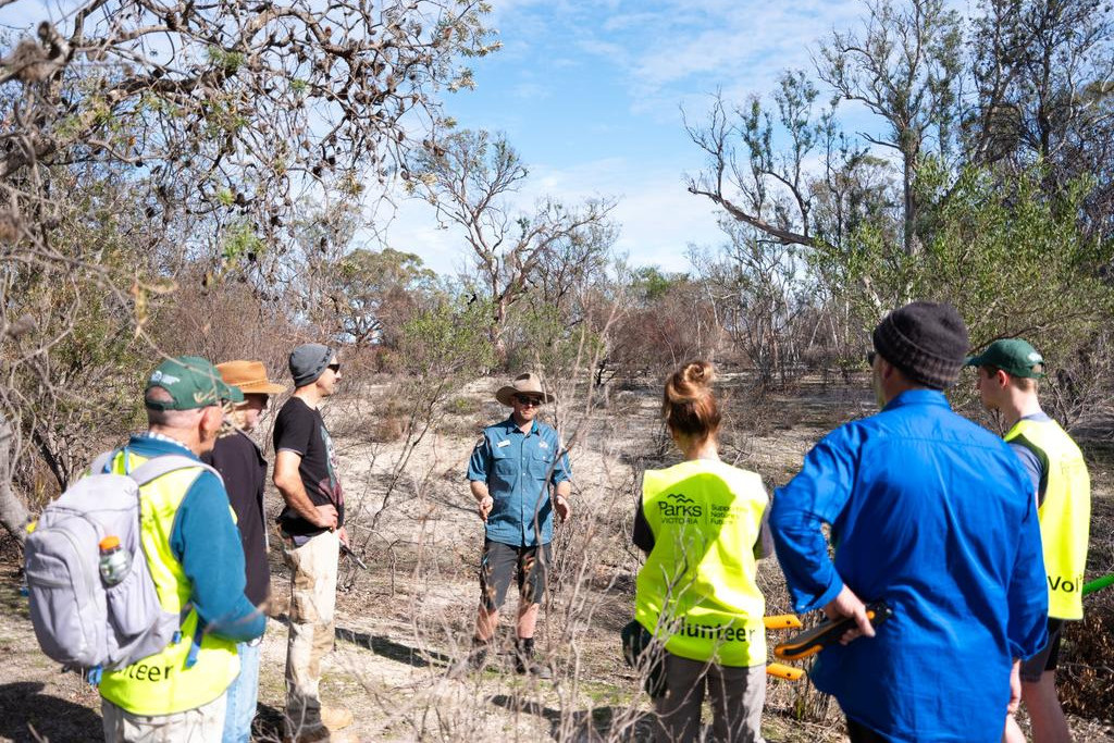 Ranger Chris Pallot speaks to volunteers about the Little Desert National Park recovery situation.