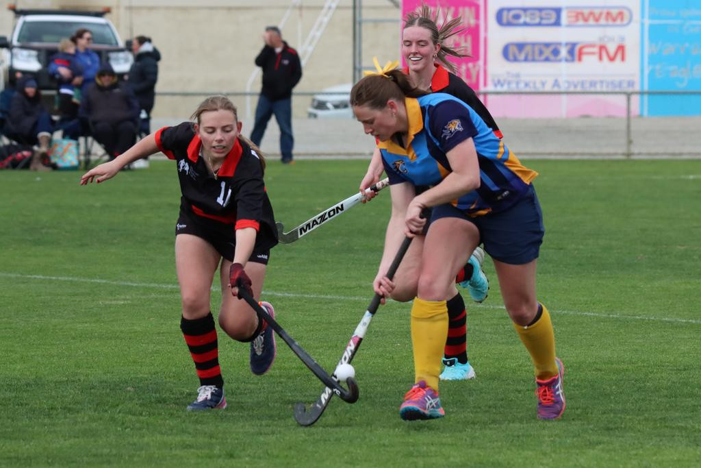 Horsham Jets’ Annabell Heal lunges in an attempt to spoil a run by Nhill Thunderbirds’ Cally Shurdington.