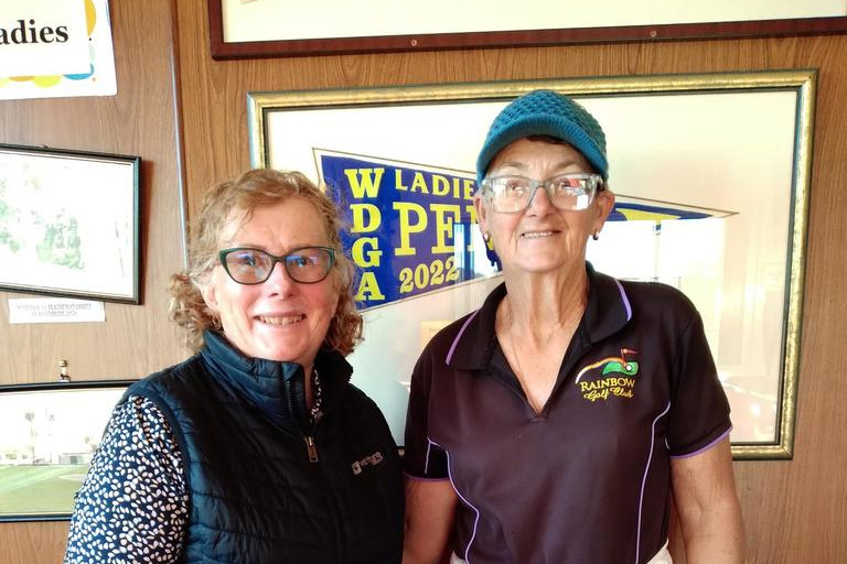 Runner-up Lynne McKenzie and 2025 ladies' champion Debbie Lowe.