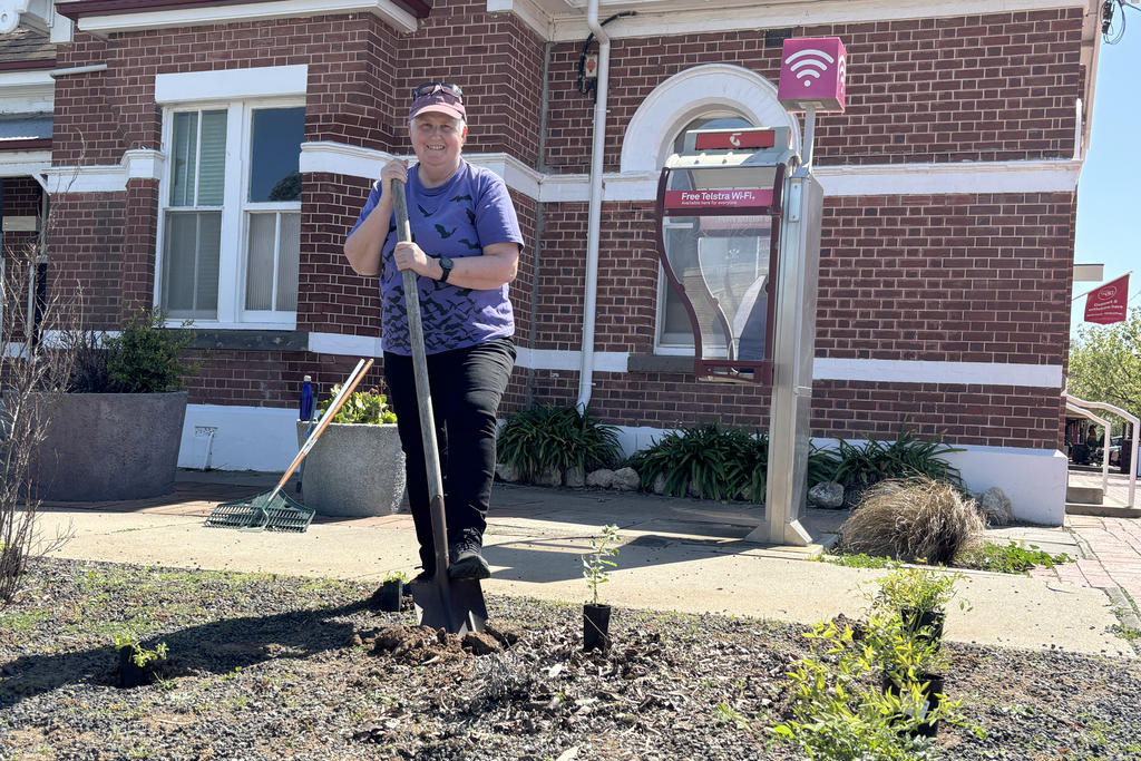 Kerry Lee from Melbourne, a member of the Meet in the Middle group, utilised her time spent in town by looking after an empty garden bed near the Post Office on Wimmera Street.