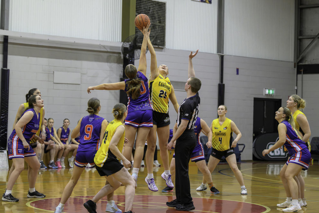 The Hornets' women's game tips off. Photos by ROBIN WEBB