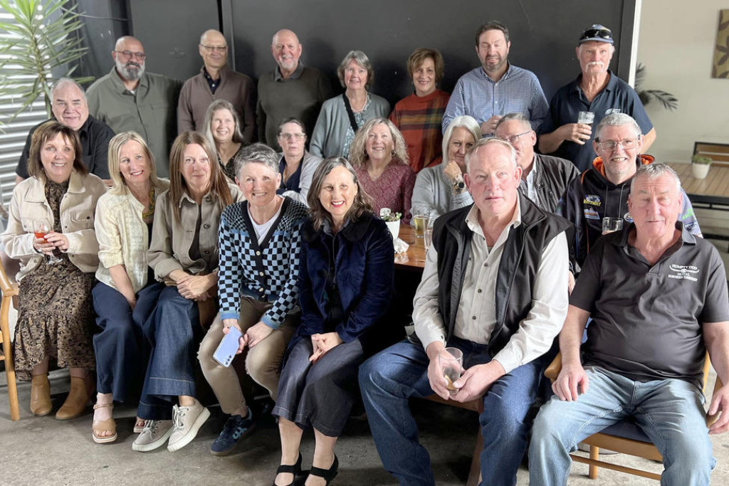 Back (l to r): Richard Natoli, Damien Knight, Damien Kennedy, Jane Scott (Magee), Alison McLindin (Ward), Damian Walsh, Stephen Carracher. 2nd: Paul Magee, Jennifer Walsh (Ward), Lorena Flack (Winfield), Teresa Bottoms (Martin), Pauline O'Dwyer, Tim Harrington, John Manwaring. Front: Katy Reynolds (Edgar), Elizabeth O'Brien (Brownstein), Maria Deleeuw (Facchin), Margie Hyde (O'Connor), Catherine Watt (Brownstein), Gerard Buile, Warren Johnston