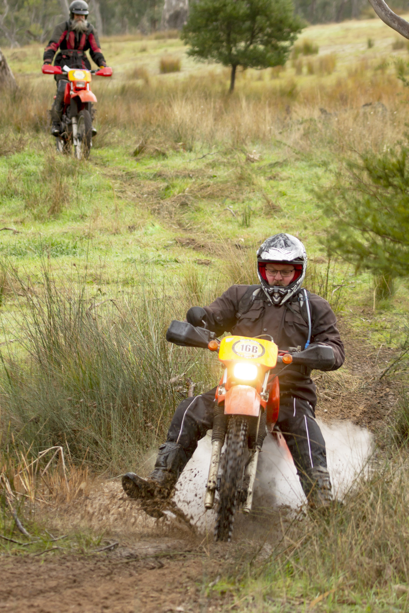 Riders of all abilities with trailbikes in a wide range of conditions take part, with the organisation charter stating “Competitive enduro bikes have always been a bit ratty and there is no shame in riding an old ‘beater’” and “Vinduro should be a cheap sport. Any old bike will get you around and you will have a lot of ‘quality’ time with.”