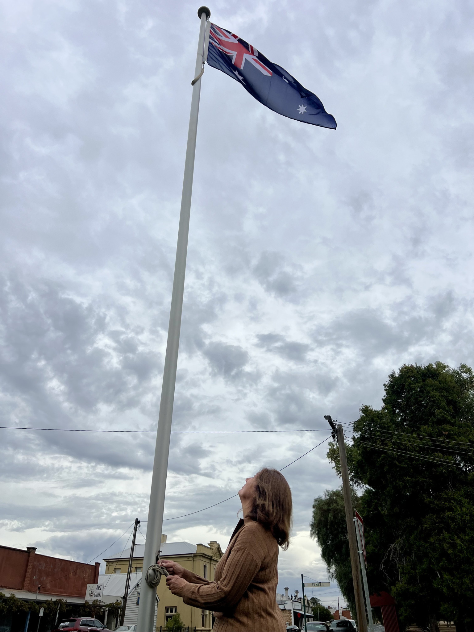 Dianne Ellifson raised the flag at the ANZAC Day ceremony.
