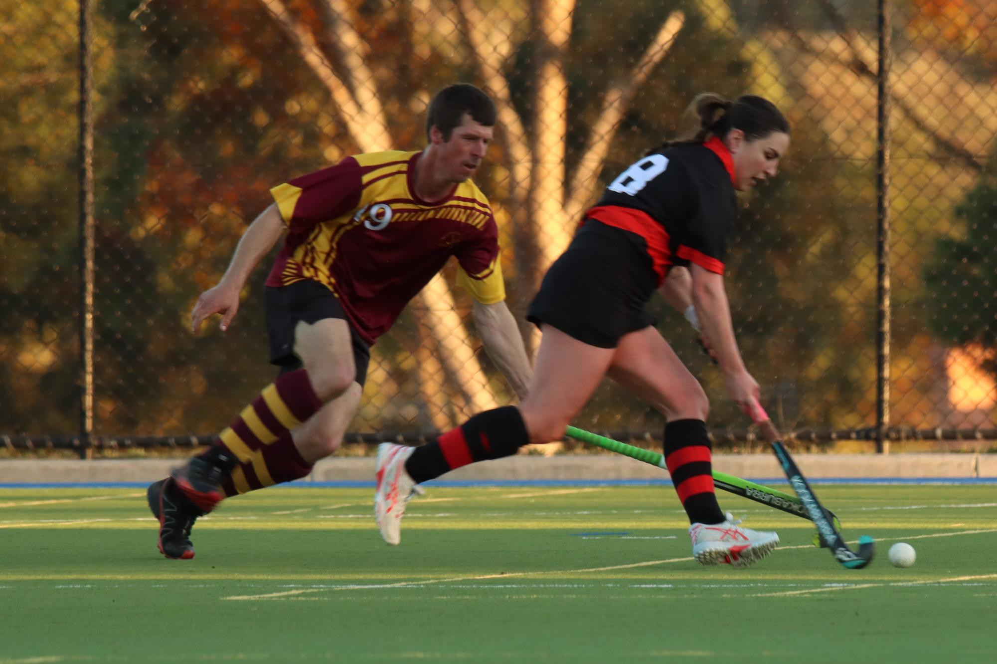 Horsham Hurricanes’ Maddy Spano runs with the ball as Warrack Hoops’ Tim Jorgensen attempts to impede her progress. Picture by by Johan Pretorious