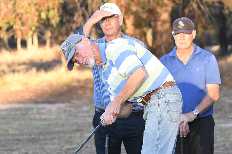 Richard Bett makes a putt on the 18th hole.