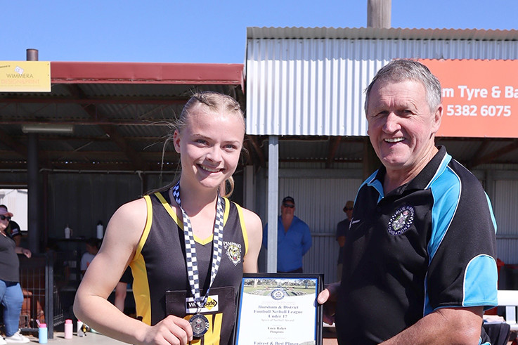 Lucy Baker of the Pimpinio under 17 netball team receives the HDFNL round 1 Blue Ribbon Foundation Spirit of Netball award.