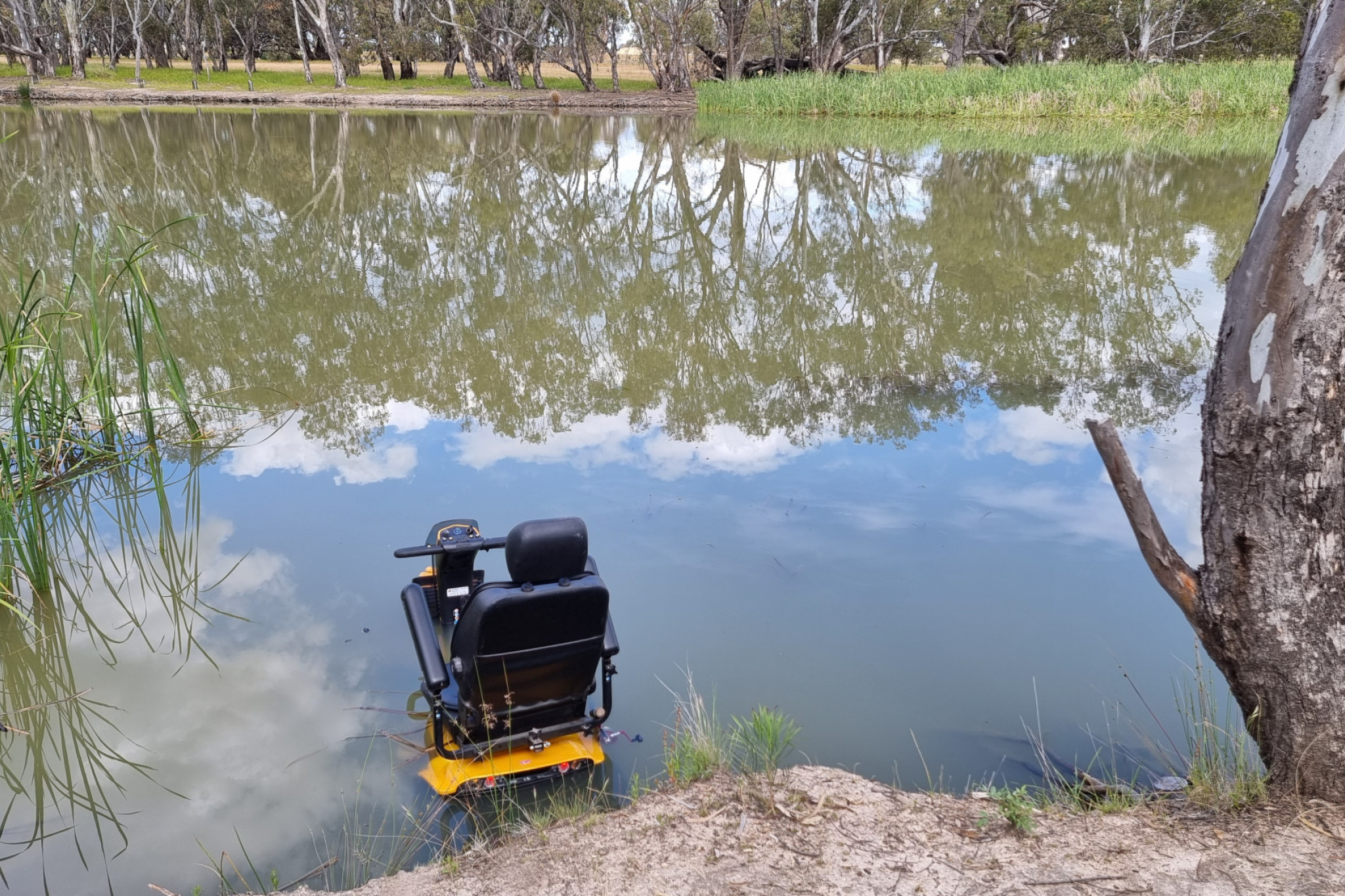 Quick thinking by a Horsham mum may have saved a man’s life this afternoon, after his mobility scooter’s brakes failed and he ended up trapped in the Wimmera River.