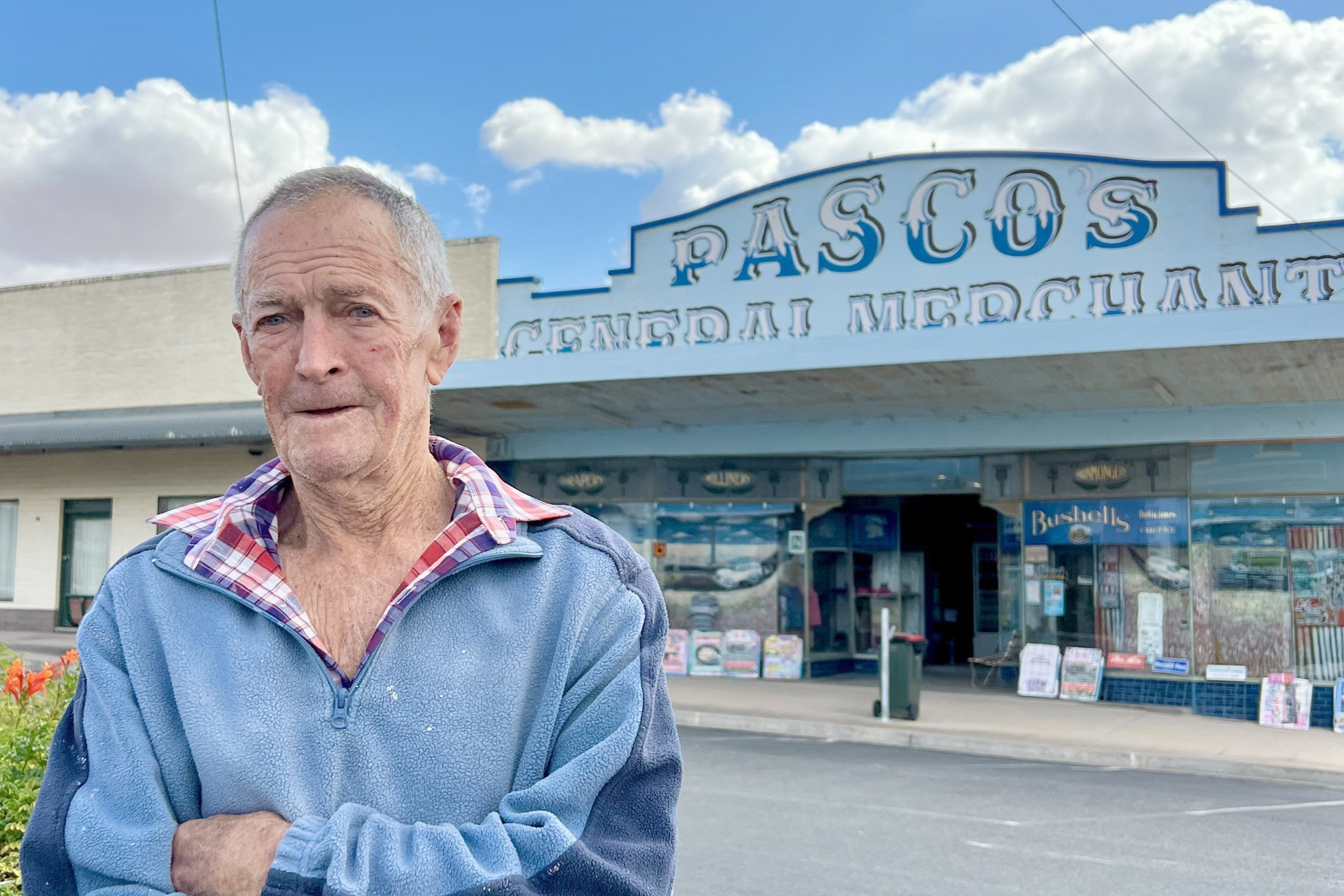 Trig Mellington in front of the Pascos General Merchant (Rainbow news agency), which he painted last year at 82. Photo: TAYYAAB MASROOR