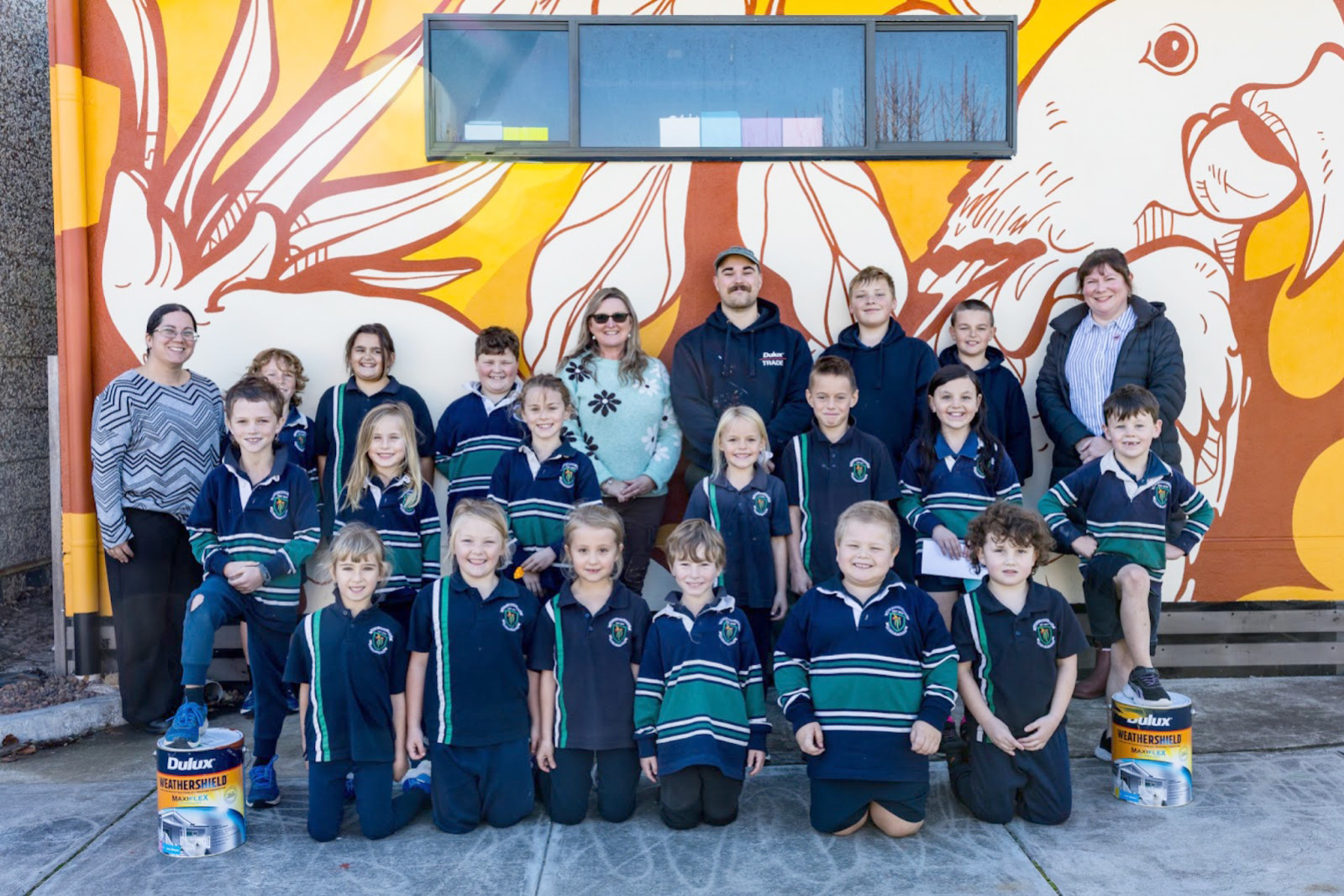 Front Row (kneeling): Audrey, Amelia, Elsie, Percy, Fergus and Jedd. Second Row: Wesley, Gennieve, Florence, Kiiara, Harley, Leela and Emmett. Back Row: Ms Kaitlyn Smith, Franklin, Haileigh, James, Mrs Tanya Turner, Phil, Thomas, Jai and Georgina Campbell. Photo: DULUX PAINTS