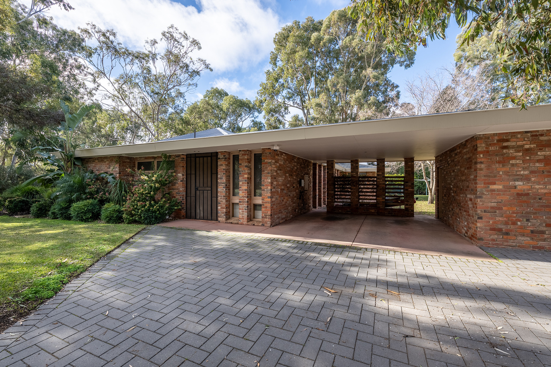 Spoil Yourself in Style – A Timeless Architectural Masterpiece